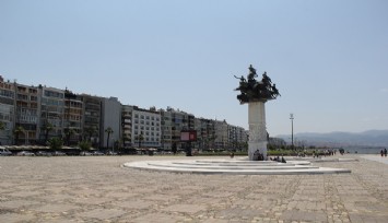 İzmir'de sahiller doldu, kent merkezi boş kaldı  