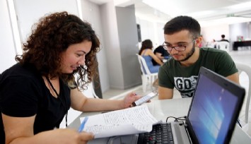 Konak Belediyesinden üniversite tercihi yapacak gençlere büyük destek