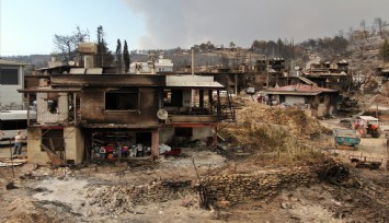Manavgat'ta yangın bir mahalleyi yok etti