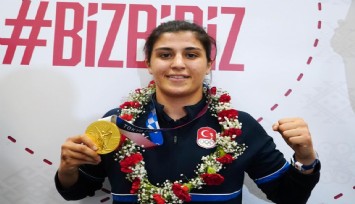 Olimpiyat şampiyonu Busenaz Sürmeneli yurda döndü