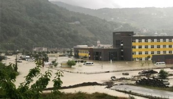 Türkiye sıcaktan kavrulurken o ilçe sular altında