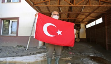 Evde mahsur kaldı, helikopterin görmesi için çatıdan Türk bayrağı sallayarak kurtuldu
