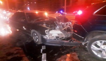 İzmir'de feci kaza: Kırmızı ışıkta bagajdan eşya almak isteyen sürücüye arkadan gelen araç çarptı