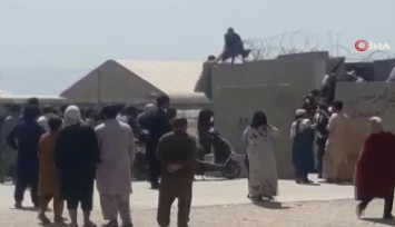 Afganistan'dan kaçmaya çalışanlar Kabil havaalanında izdiham yarattı: En az 5 ölü