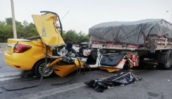 İzmir’de ticari taksi tıra ok gibi saplandı: 1 can kaybı, 2 ağır yaralı  