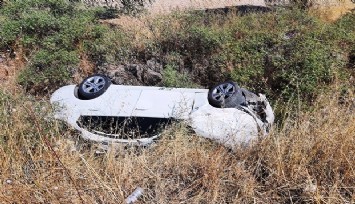İzmir'de virajı alamayan otomobil kanala yuvarlandı: 3 yaralı  