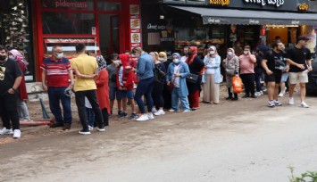 Mağazaların önünde okul kıyafeti kuyrukları oluştu, veliler fahiş fiyattan şikayetçi