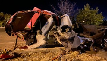Korkunç kaza: Otomobil bu hale geldi