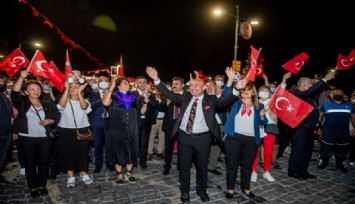 Fener alaylı 9 Eylül coşkusuna katılan Soyer: Türkiye'nin her yerinde çiçekler açtıracaksınız