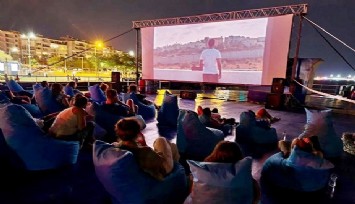 İzmir’de denizde sinema keyfi