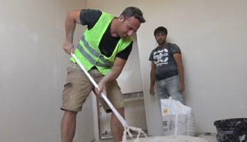 Öğrencilerine ayakkabı alabilmek için inşaatlarda amelelik yapıyor