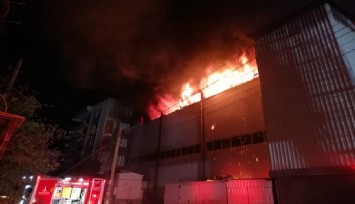 İzmir'de orman ürünleri depo ve atölyesinde çıkan yangın söndürüldü
