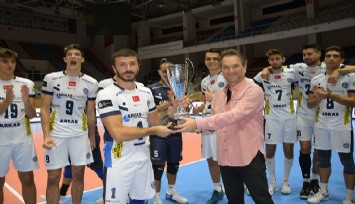 TSYD İzmir Voleybol Turnuvası'nı Arkas Spor  kazandı