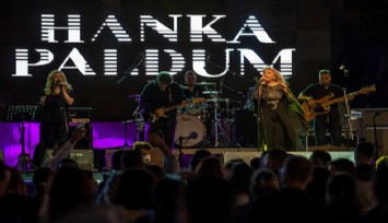 Hanka Paldum kardeşlik festivali için İzmir'de sahnedeydi