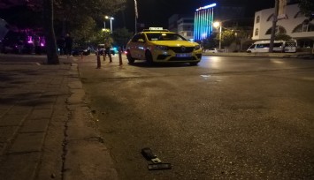 Taksi şoförüne çarpıp kaçtılar