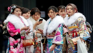 Japonya'da gençler Yetişkinler Günü‘nü kimono giyerek kutladı