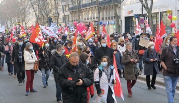 Fransa'da sağlık çalışanları sokağa indi