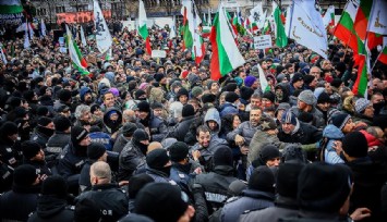 Bulgaristan'da Covid-19 tedbirlerine karşı çıkan protestocular parlamentoyu basmaya çalıştı