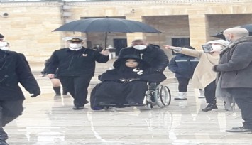 Bülent Ersoy’a şemsiye tutan Anıtkabir komutanı ve takım komutanı görevden alındı