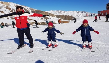 İzmirli ikizlerin Hakkâri’de kayak keyfi  