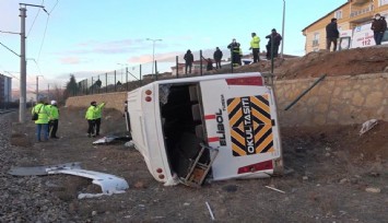 Feci kaza: Servis midibüsü şarampole devrildi