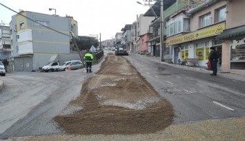 Konak'ta yollar buzlanmaya karşı tuzlandı