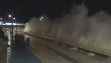 İzmir’de fırtına nedeniyle deniz taştı