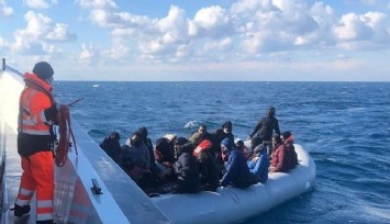 Çeşme açıklarında 28 göçmen karaya çıkarıldı