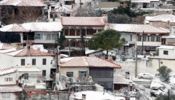 Tarihi Muğla evleri beyaz örtüyle kaplandı