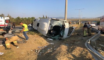 İzmir’de kanser tedavisi gören hastaları taşıyan midibüs devrildi: İkisi ağır 9 yaralı  