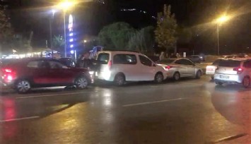 Yağış kısa sürdü, araçlar zincirleme çarpıştı
