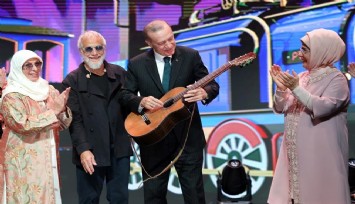Beştepe'de Yusuf İslam konseri: Erdoğan'a gitar hediye etti
