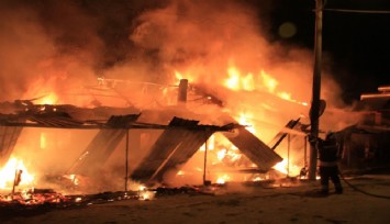 Dost ziyaretinde evleri yandı, kül oldu