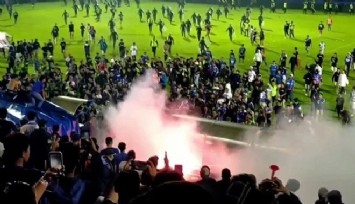 Endonezya'da futbol maçında izdiham: En az 129 ölü