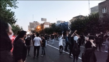 İran'da lise öğrencileri de dersleri boykot edip protesto düzenliyor