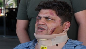 İzmir’de “beyaz kod” veren doktora sokak ortasında sopalarla saldırdılar