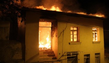  İzmir’de 3 katlı bina alev alev yandı