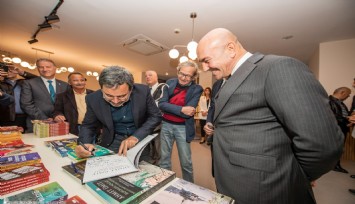 İzmir kitaba “dört” elle sarılıyor