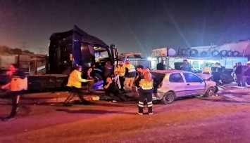 İzmir’de feci kaza: Otomobile çarpan tır otobüs durağına daldı, 3’ü ağır 5 yaralı