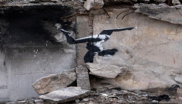 Banksy'den Ukrayna'da yıkılan binanın enkazına anlamlı dokunuş