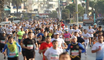 Karşıyaka'da rekor katılım: 1700 kişi Ata'dan Ana'ya koştu
