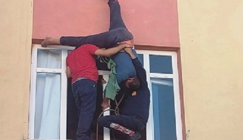 Evine çatıdan sarkıp pencereden girmek istedi, halat kısa gelince asılı kaldı