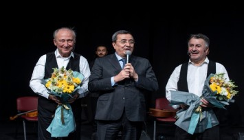 Konak sezona  Ortadaki Oyun’la başladı