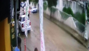 İzmir’in sel sularıyla imtihanı: Otomobil sürüklendi iş yerlerini su bastı