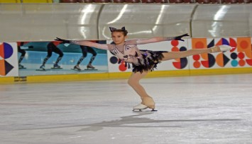 Avrupa'nın en iyi buz pateni sporcusu 9 yaşındaki İzmirli Doğa oldu