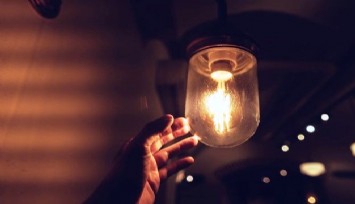 Ekonomik krizin karanlık yüzü: İzmir’de 2021’de 20 bin 844 abonenin elektriği faturayı ödeyemedikleri için kesildi