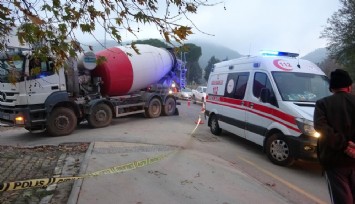 Moto kurye beton mikserinin altında kaldı