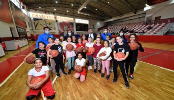 Bayraklı’nın spor sahaları yenileniyor