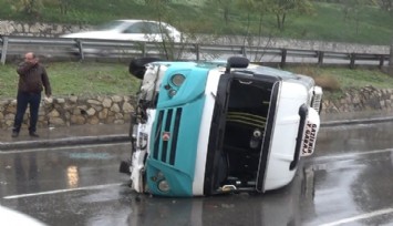 Yeşildere Caddesi'nde yolcu minibüsü devrildi