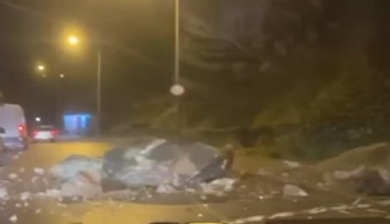 Bayraklı'da yağış nedeniyle kayalar yola düştü